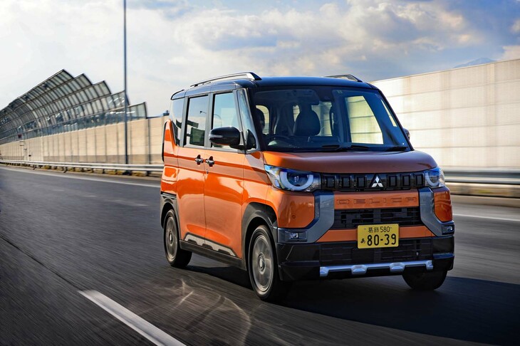 「デリカミニ」の4WD車には、前後輪の回転速度差を見ながら、駆動力を常に4輪に配分するフルタイム4WDを採用。舗装路でもより安定した走りを披露する。