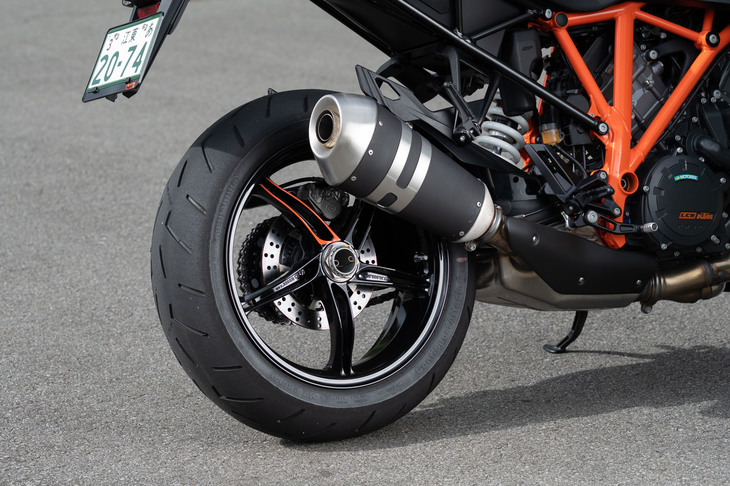 2022年モデルの「GT」は、現行型「1290スーパーデュークR」と同じ5スポークアルミホイールを採用。従来型より1kgのバネ下重量軽減を実現した。
