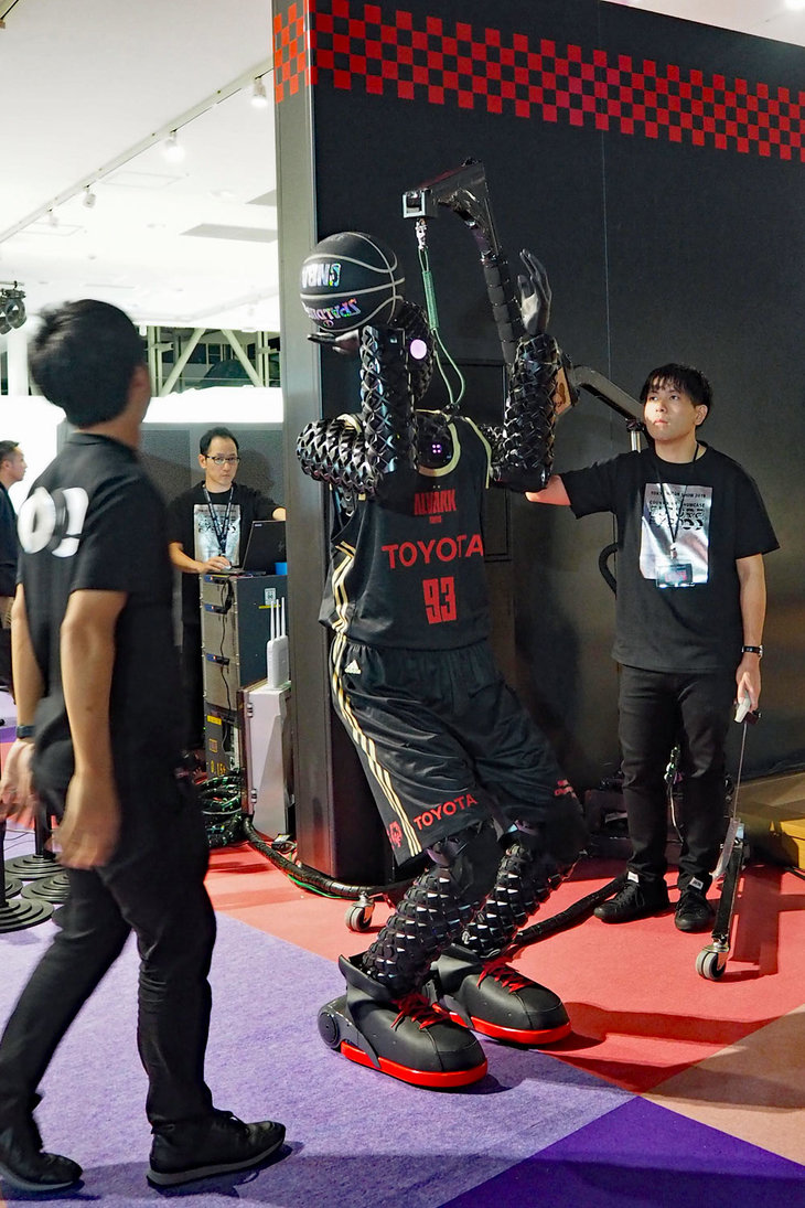見事なフリースローを決めるAIバスケットボールロボット「CUE 3（キュースリー）」。