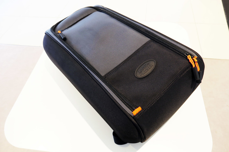 ランドローバー・ディフェンダー110 アドベンチャーパック装着車（シートバックパック）