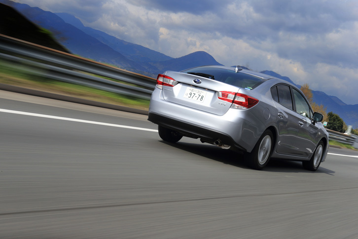 燃費は、2リッターモデルのFF車が16.0～17.0km/リッター、同4WD車が15.8～16.8km/リッターとされているのに対し、1.6リッターモデルはFF車が18.2km/リッター、4WD車が17.0km/リッターとされている（いずれもJC08モード）。