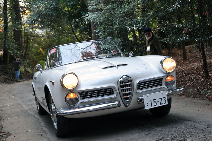 1960年「アルファ・ロメオ2000スパイダー」。戦後アルファの第1作だった「1900」から発展した「2000ベルリーナ」をベースに、カロッツェリア・ツーリング製ボディーを架装したパーソナルカー。