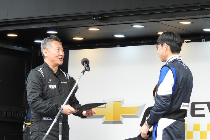 ドライビングレッスンの受講者には、最後にゼネラルモーターズ・ジャパンの若松 格社長から修了証書が手渡された。