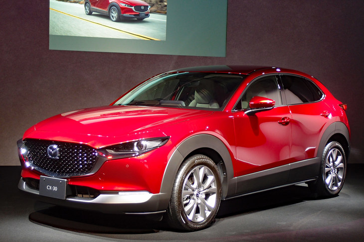 マツダ車で、今個人的にオススメなのが「CX-30」。後席・荷室を実用的に使える（と個人的に思う）マツダの最小SUVである。ボディーサイズは「CX-3」の方が小さいんだけど、室内のガマン度が一気に増すんだよね。