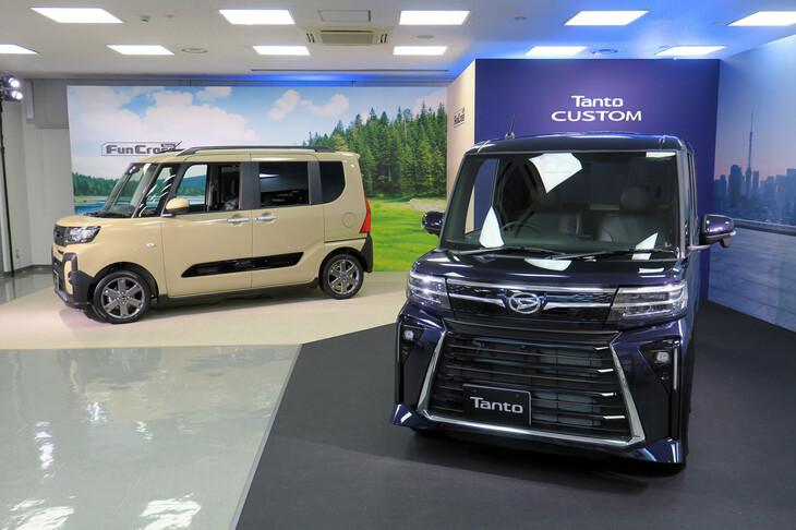 「ダイハツ・タント カスタム」（写真向かって右）と「タント ファンクロス」（同左）。