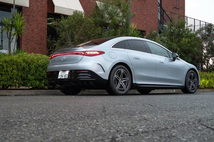 国内のラインナップは「EQE350＋」（今回の試乗車）と「メルセデスAMG EQE53 4MATIC＋」の2モデル。前者が1モーターの後輪駆動で後者が2モーターの4輪駆動。