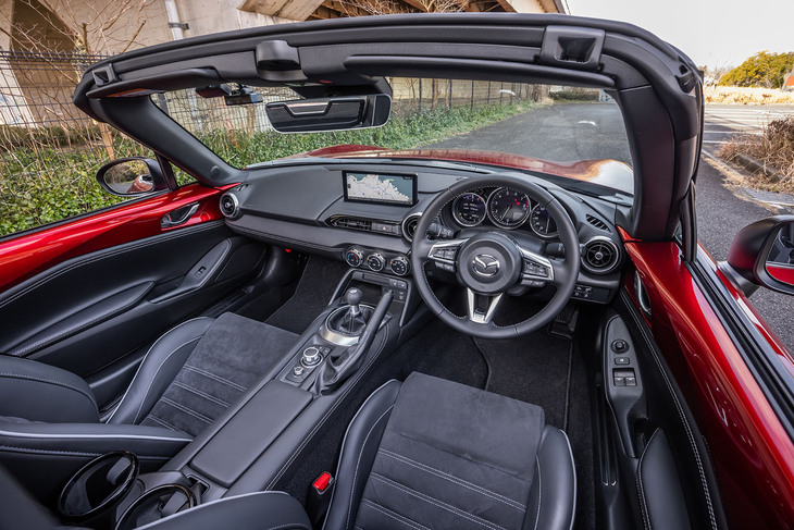 センターコンソールをステッチ入りの革巻きに変更し、全体的なトーンと質感を向上させたコックピット。「マツダ・レーダー・クルーズ・コントロール」と「スマート・ブレーキ・サポート」の採用による運転支援システムのアップデートも最新モデルのセリングポイントだ。