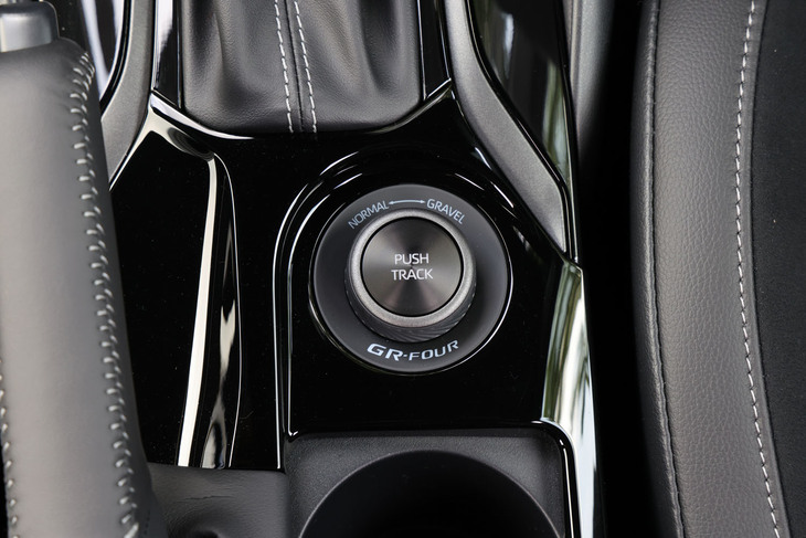 電子制御多板クラッチを用いたアクティブトルクスプリット4WDシステムを採用。制御モードは、前後輪のトルク配分が60：40の「NORMAL」、50：50の「GRAVEL」、60：40～30：70の間で自動可変する「TRACK」の3種類から選択できる。