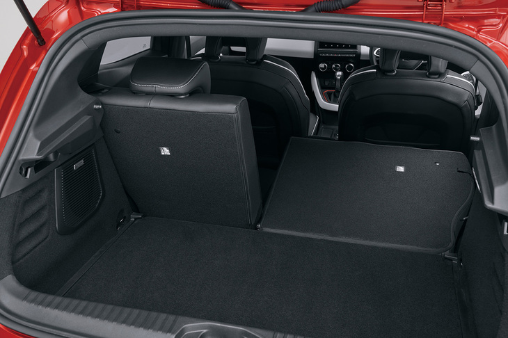 荷室容量は先代モデルの330リッターから391リッターに拡大。後席背もたれには、60：40の分割可倒機構も備わっている。