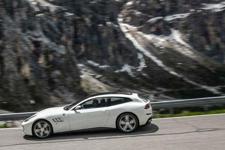 南チロルの山岳路を行く「GTC4ルッソ」。