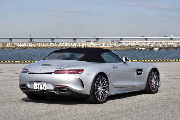 試乗車のボディーカラーはイリジウムシルバー。