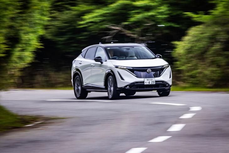 回生ブレーキの強さは「e-Pedal」ボタンのオン／オフで設定できる。さらに、回生がはじまるタイミングは「エコ」「スタンダード」「スポーツ」の3種類のドライブモードによっても変わる。