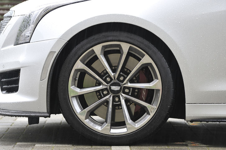 タイヤは18インチのミシュラン・パイロットスーパースポーツ。ブレーキキャリパーは前が6ピストン（写真）、後ろが4ピストン。