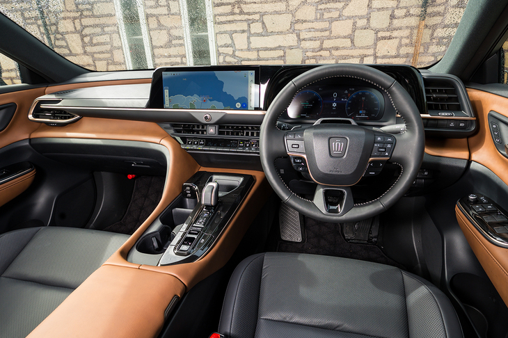 「セダン」以外の新世代「クラウン」シリーズのインストゥルメントパネルのデザインは基本的に共通。「クロスオーバー」はカラーバリエーションが最も多く、「RS」では全4色から選べる。