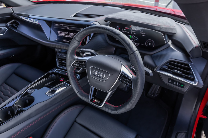 「RS e-tron GT」のインテリアは、最新のアウディ車に共通するデザインテイストで構築されている。音声によるオンラインサーチ機能やパーソナライゼーション機能が備わるインフォテインメントシステム「MMIナビゲーションプラス」を標準で装備している。