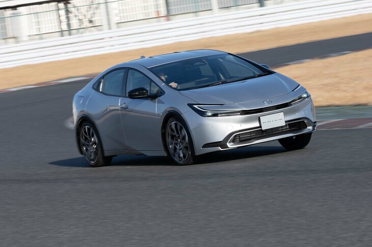 先代モデルでは車名を「プリウス」と「プリウスPHV」に分けていたのに対し、新型では「PHEV」はプリウスの最上級モデルという位置づけになっている。