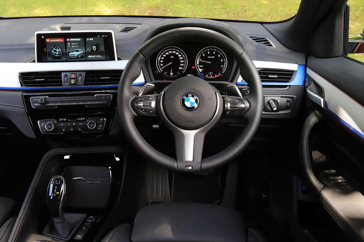 コックピット周辺はほかのBMW車と同様、センターコンソールの向きをドライバー寄りにするなど、ドライバーの操作性が優先されている。