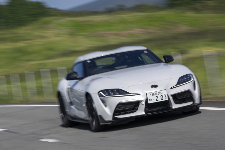 衝突被害軽減ブレーキやブラインドスポットモニター、さらに8段AT車には全車速追従機能付きのアダプティブクルーズコントロールも搭載される。これらは「トヨタセーフティーセンス」ではなく「トヨタスープラセーフティー」と総称される。