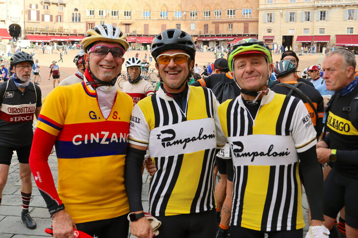 地元ルノー販売店のスタッフたちも参加。かつてのメーカー公式チーム用を再現したウエア（右2人）で参加した。