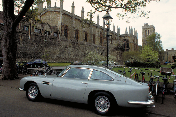 機関銃や回転式ナンバープレート、リアの防弾装甲、煙幕／オイル散布装置などを“装備”した「アストンマーティンDB5」のボンドカー。1964年公開の映画『007／ゴールドフィンガー』で、英国諜報（ちょうほう）部MI6の秘密兵器としてスクリーンデビューを果たした。