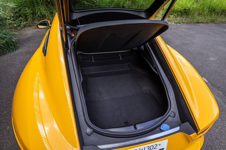 荷室容量は、ウエット計測方式で509リッター。「FタイプR クーペ」には、他グレードでオプションとなるパワーテールゲートが標準装備されている。