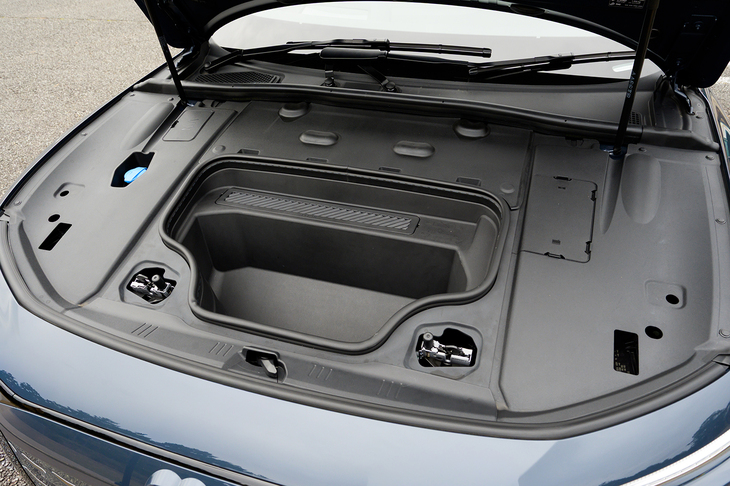 ボンネットの下にも小さな収納スペースがある。全面樹脂製なのでぬれたウエスなどをしまうときに重宝するだろう。