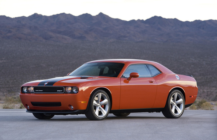 2008年に登場した「ダッジ・チャレンジャー」。写真は425PSを発生する6.1リッターV8 OHVヘミユニットを積んだホットグレードの「SRT8」。