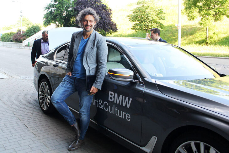 2016年6月、ハンガリー・ブダペストの芸術ホールで「BMW 7シリーズ」とともに。