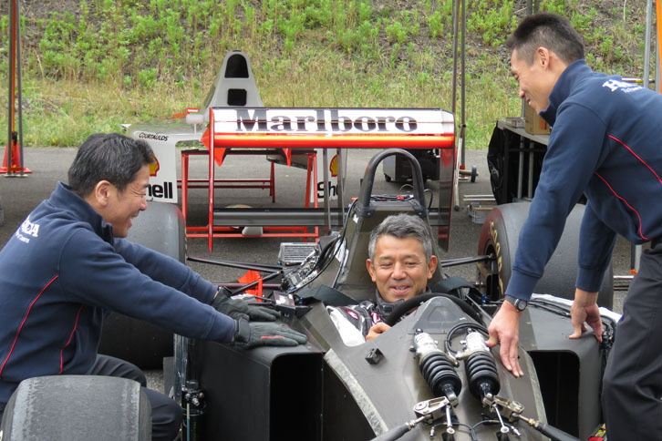 入念にドライビングポジションを調整する宮城氏。