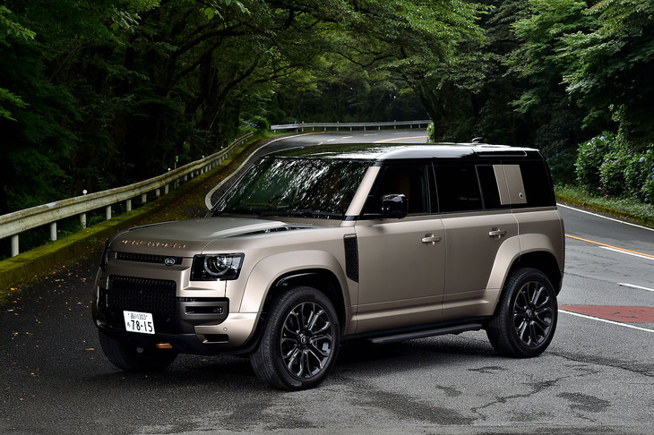 【ディフェンダー・オクタのスペック】
	ボディーサイズ：全長×全幅×全高＝4940×2065×2000mm／ホイールベース：3020mm／車重：2610kg／駆動方式：4WD／エンジン：4.4リッターV8 DOHC 32バルブ ツインターボ／モーター：交流同期電動機／トランスミッション：8段AT／エンジン最高出力：635PS（467kW）/6000-7000rpm／エンジン最大トルク：750N・m（76.5kgf・m）/1800-5855rpm／モーター最高出力：19PS（14kW）/800-2000rpm／モーター最大トルク：200N・m（20.4kgf・m）/250rpm／タイヤ：（前）275/50R22 115W  M＋S XL／（後）275/50R22 115W  M＋S XL（ミシュラン・プライマシー オールシーズン）／燃費：--km/リッター／価格：2099万円
	
	【取材時の燃費データ】
	テスト距離：296.4km（市街地1：高速道路7：山岳路2）／使用燃料：52.0リッター（ハイオクガソリン）／参考燃費：5.7km/リッター（満タン法）／6.2km/リッター（車載燃費計計測値）