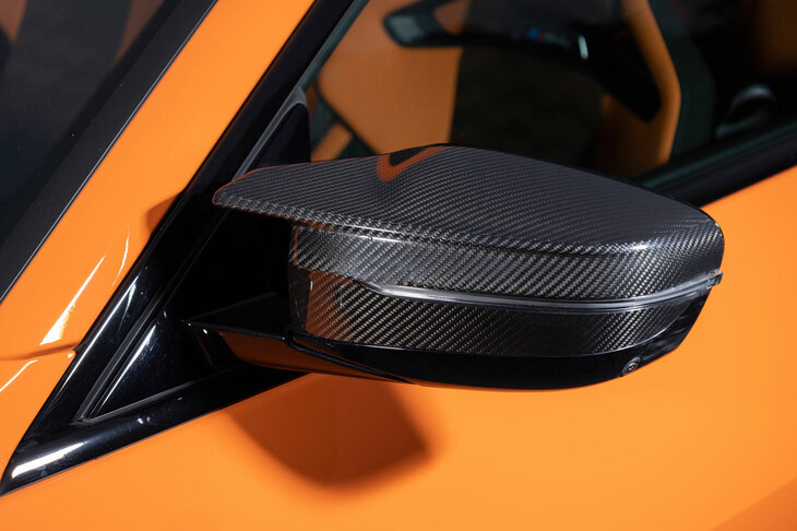 試乗車にはカーボン製のドアミラーカバーやエアインテーク、リアスポイラー、リアディフューザーからなる「Mカーボンエクステリアパッケージ」が採用されていた。