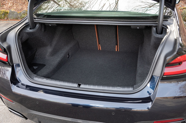 トランクルームの容量は530リッター。後席は4：2：4の3分割可倒式で、4人乗車の状態でも長尺物の積載が可能など、フレキシブルに利用できる。