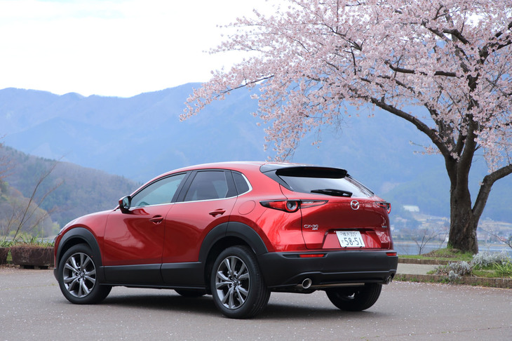 2019年3月のジュネーブショーで発表された「マツダCX-30」。「CX-3」と「CX-5」の間に位置するコンパクトクロスオーバーで、今日の国内市場では最も販売台数の多いマツダ車となっている。