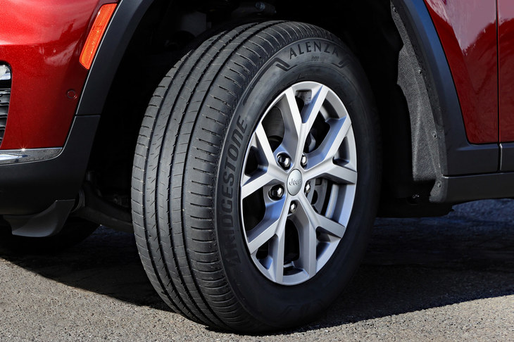 スポーティーな走りが身上の「ALENZA 001」。SUVのパワーや重量にも負けない剛性の持ち主で、ドライ／ウエットを問わず高いパフォーマンスを発揮する。