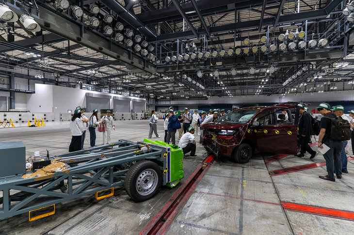 台車の正面にはハニカム構造のバンパー（黄緑色の部分）が装着されている。これのつぶれ方の均一性によって衝突時の車両側の攻撃性もチェックしている。