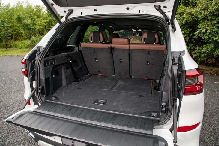 倒した3列目シートが床下に収納されるのがスマートだ。この状態での荷室容量は650リッター。