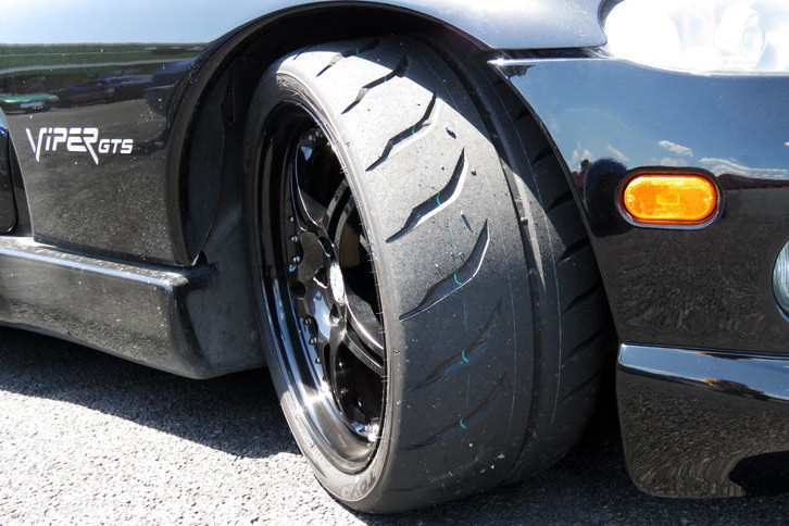 わが「バイパー」の足元を支える「トーヨー・プロクセスR888R」。競技用タイヤでありながら、履き替えナシで公道も走れるスグレモノである。見よ！ この極悪なまでにワイルドなトレッドパターンを。