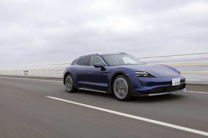 公表されている最高速は220km/h。WLTPモードでの航続可能距離は389～456kmとされている。