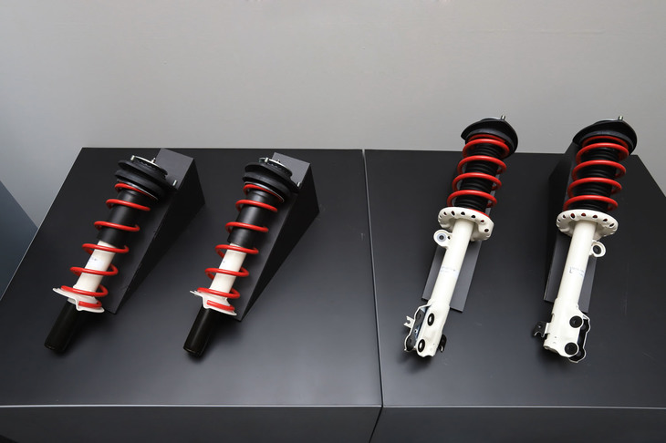 専用サスペンションには、軽自動車では初とうたわれる5段階の減衰力調整機構が備わっている。