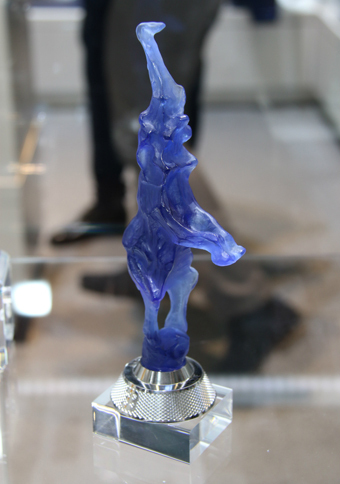 オフィシャルグッズといえば、ディープな自動車エンスージアストなら知ってなくちゃ恥ずかしい、こんなものも買える。ニューモデル「シロン」を発表したブガッティのブースにて。