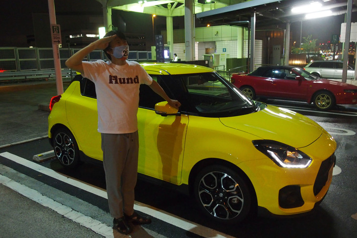 現行型「スイフトスポーツ」は、2017年9月に登場。新型プラットフォームの採用やワイド化され3ナンバーとなったボディーなどが話題を呼んだ。2020年5月に一部改良を実施し、安全装備の充実などが図られている。