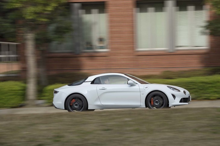 最高出力292PSの1.8リッター直4ターボエンジンをリアミドに搭載する。0-100km/h加速のタイムは4.4秒で、最高速は260km/h（リミッター作動）。