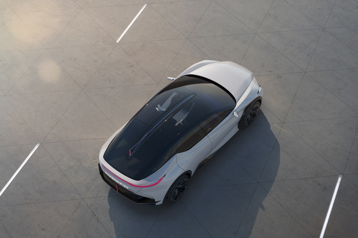 開放感あふれるパノラマルーフには調光ガラスを採用。プライバシー確保や夜空を映すイルミネーションなど、エンターテインメント機能を搭載している。