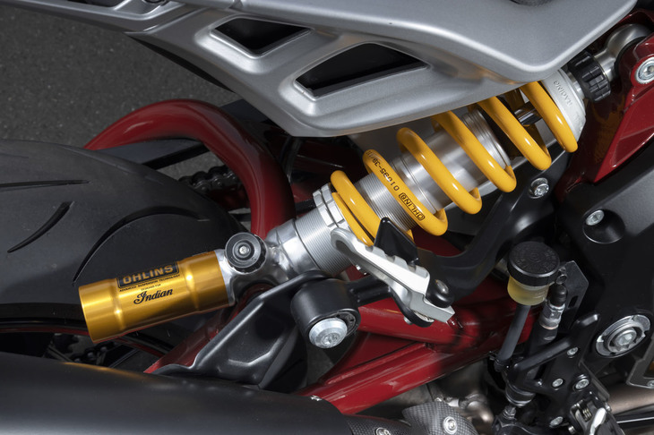 リアショックもストローク量を150mmから120mmに変更。「FTR Rカーボン」の足まわりには、前後ともにオーリンズ製のフルアジャスタブルサスペンションが装備される。