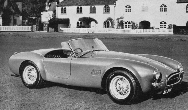 「ACコブラ289」。太いホイール／タイヤを収めるため前後フェンダーを膨らませた「ACエース」のボディーに284HPを発生するフォード製4.7リッターV8 OHVユニットを搭載。