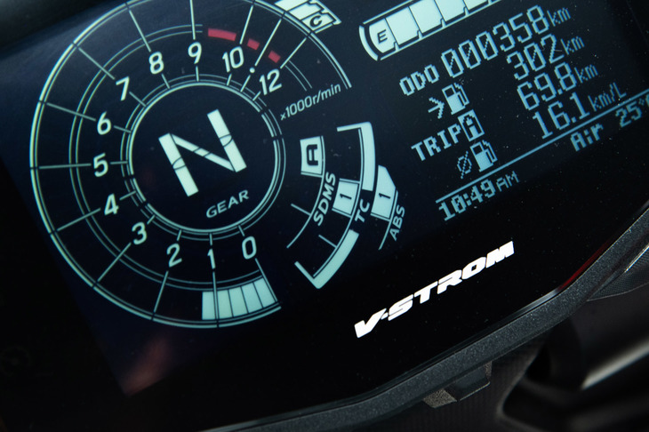 新たに採用された「S.I.R.S（スズキインテリジェントライドシステム）」。「SDMS」のモード選択や、ABSおよびトラクションコントロールの制御の切り替えが可能だ。