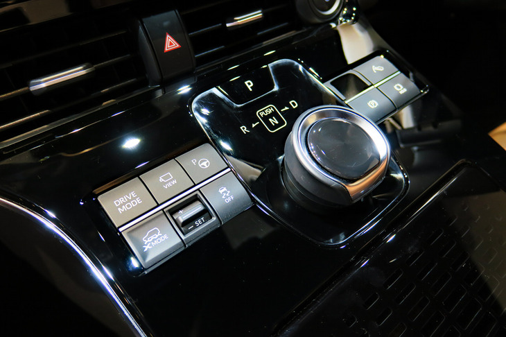 シフトセレクターはダイヤル式となる。