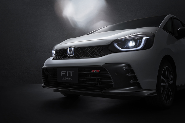 「フィットRS」のティザー画像。主役として強調されているのはやはりフロントグリルだ。
