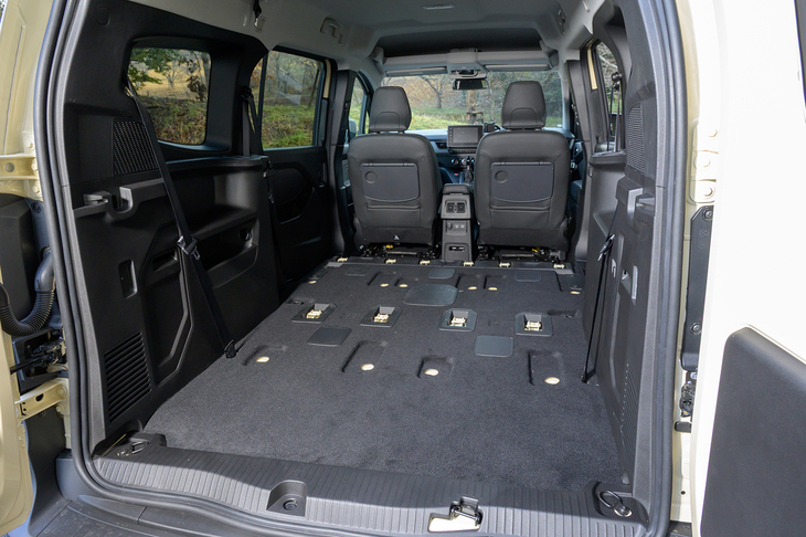 いきなり前席だけを残した2シーター状態にしてみる。荷室容量としては3050リッターとのこと。マットなどで床の凹凸を埋める必要はあるが、身長180cmくらいまでの人なら寝転がるのも余裕だ。