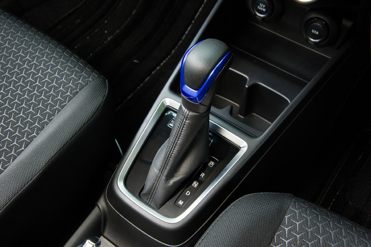 トランスミッションにシングルクラッチ式ATの「AGS」を採用している点も、スズキのハイブリッド機構の特徴。EV走行時にはAGSのクラッチによってエンジンとトランスミッションを切り離すことができる。